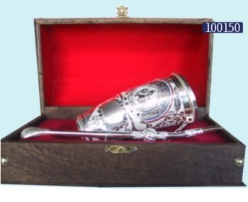 Bullhorn Guampa with full exterior Silver cover, with detailed engravings, in a Complete Gift Set
